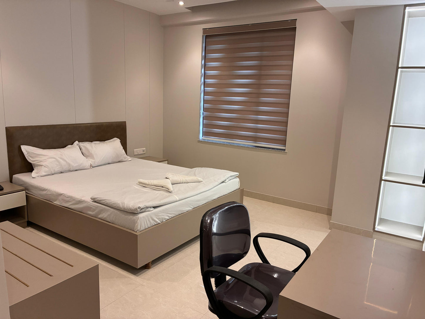 Standard Deluxe Hotel Room - King Size Bed with Premium Amenities