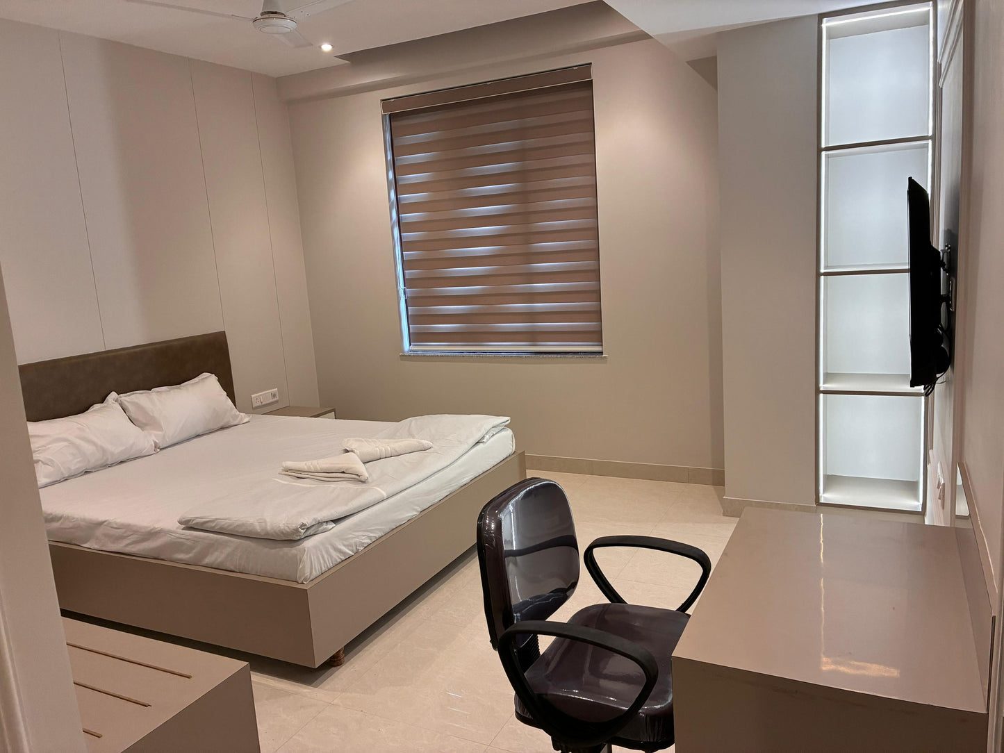 Standard Deluxe Hotel Room - King Size Bed with Premium Amenities