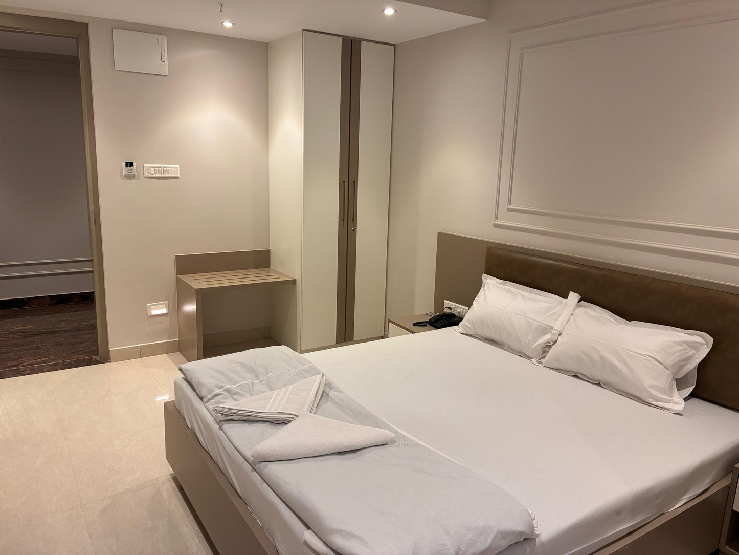 Standard Deluxe Hotel Room - King Size Bed with Premium Amenities