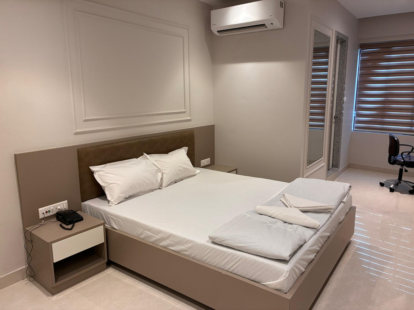 Standard Deluxe Hotel Room - King Size Bed with Premium Amenities