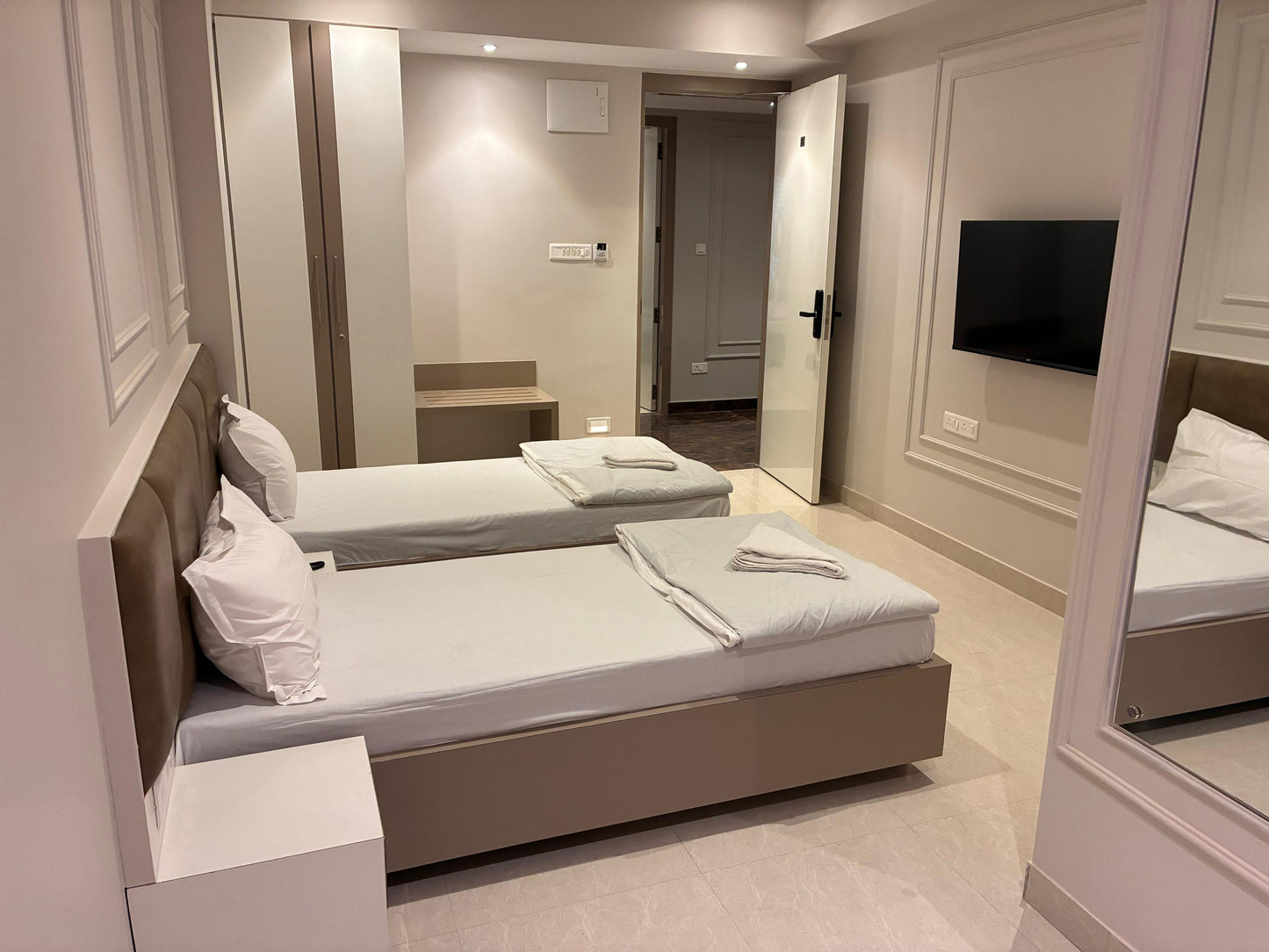 Standard Deluxe Hotel Room - Twin Beds with Premium Amenities