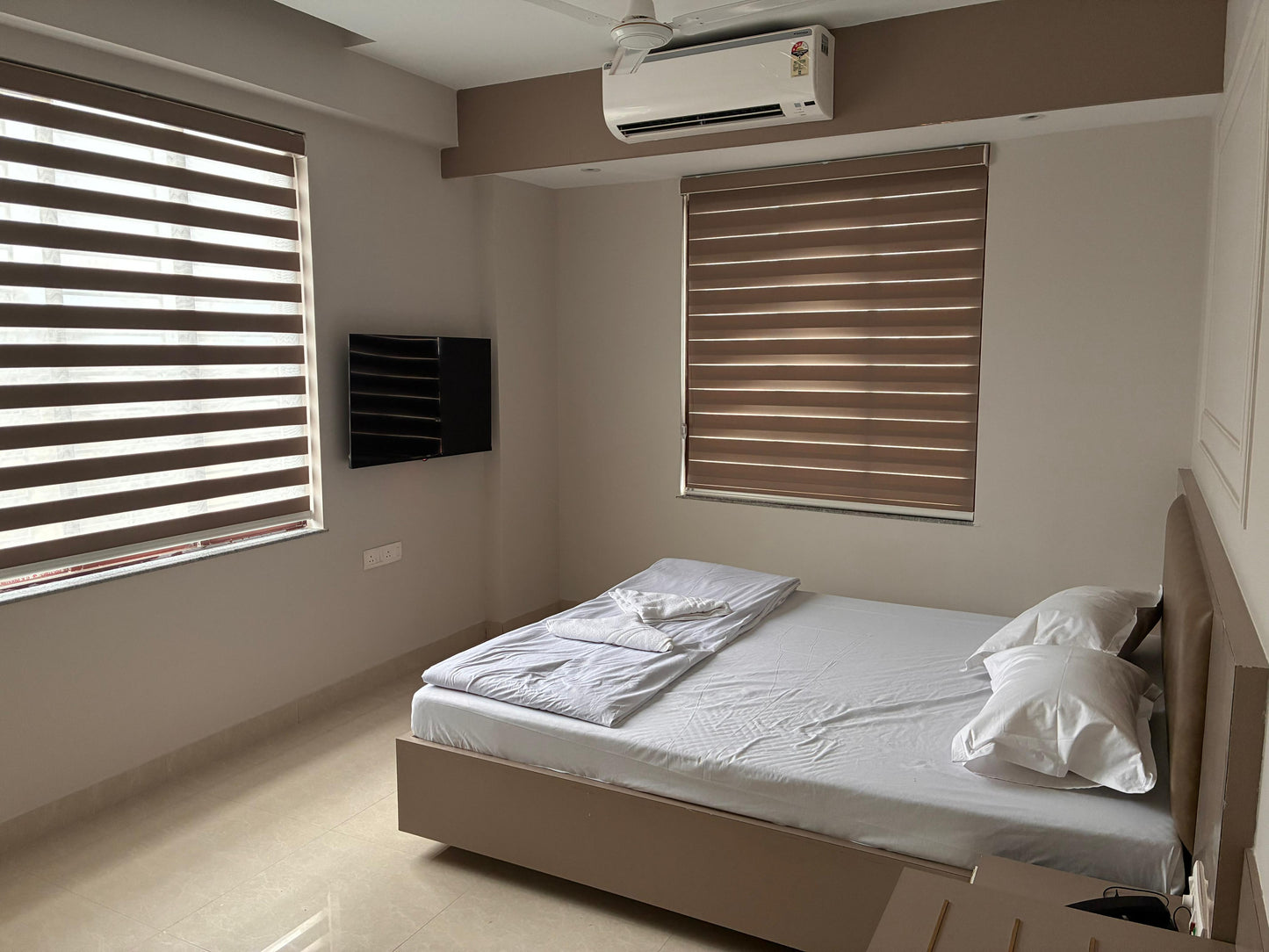 Standard Deluxe Hotel Room - King Size Bed with Premium Amenities