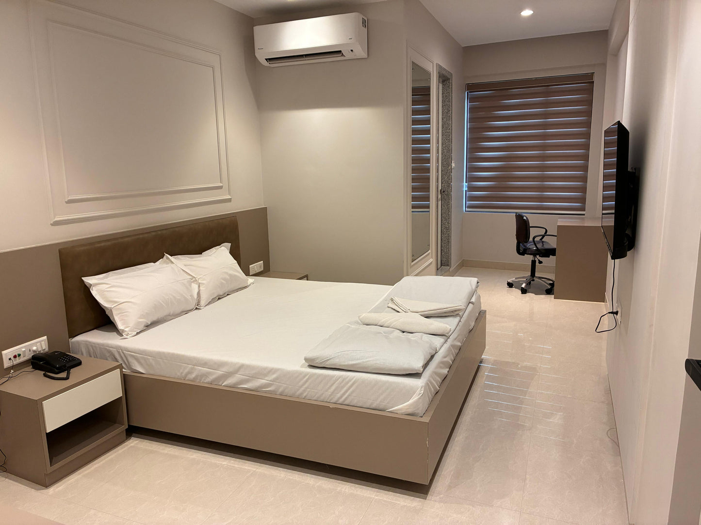 Standard Deluxe Hotel Room - King Size Bed with Premium Amenities