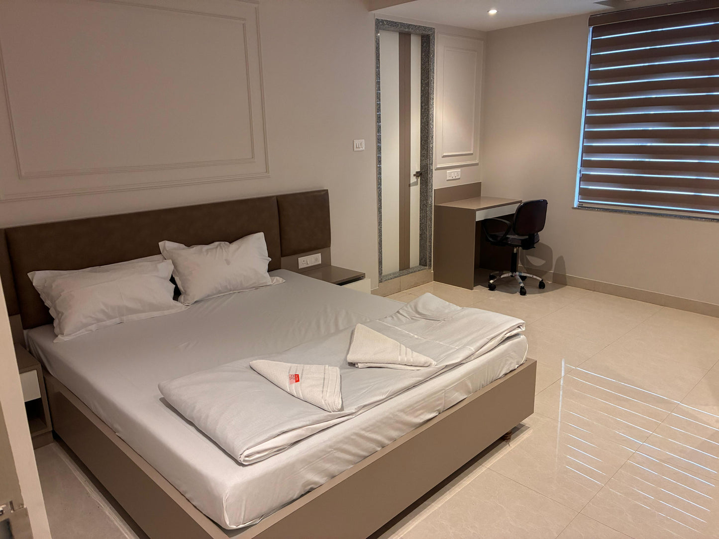 Standard Deluxe Hotel Room - King Size Bed with Premium Amenities