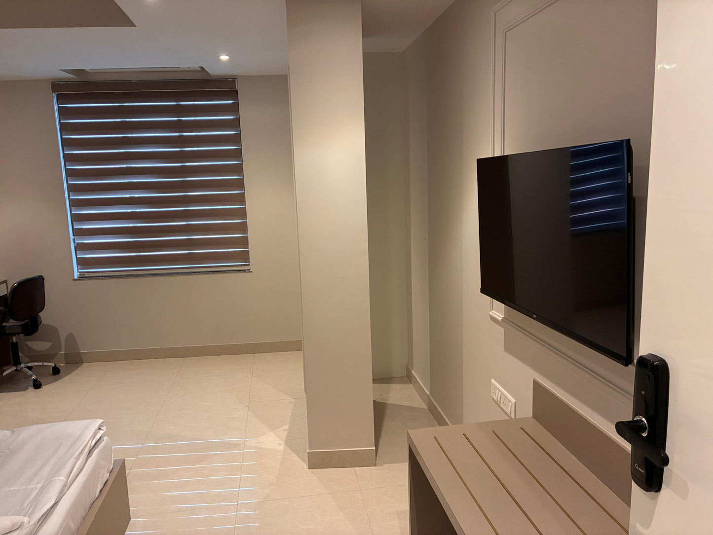 Standard Deluxe Hotel Room - King Size Bed with Premium Amenities
