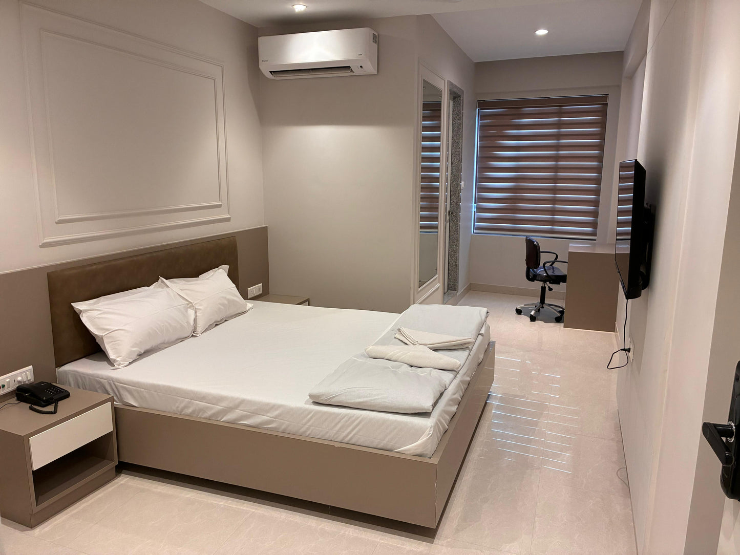 Standard Deluxe Hotel Room - King Size Bed with Premium Amenities