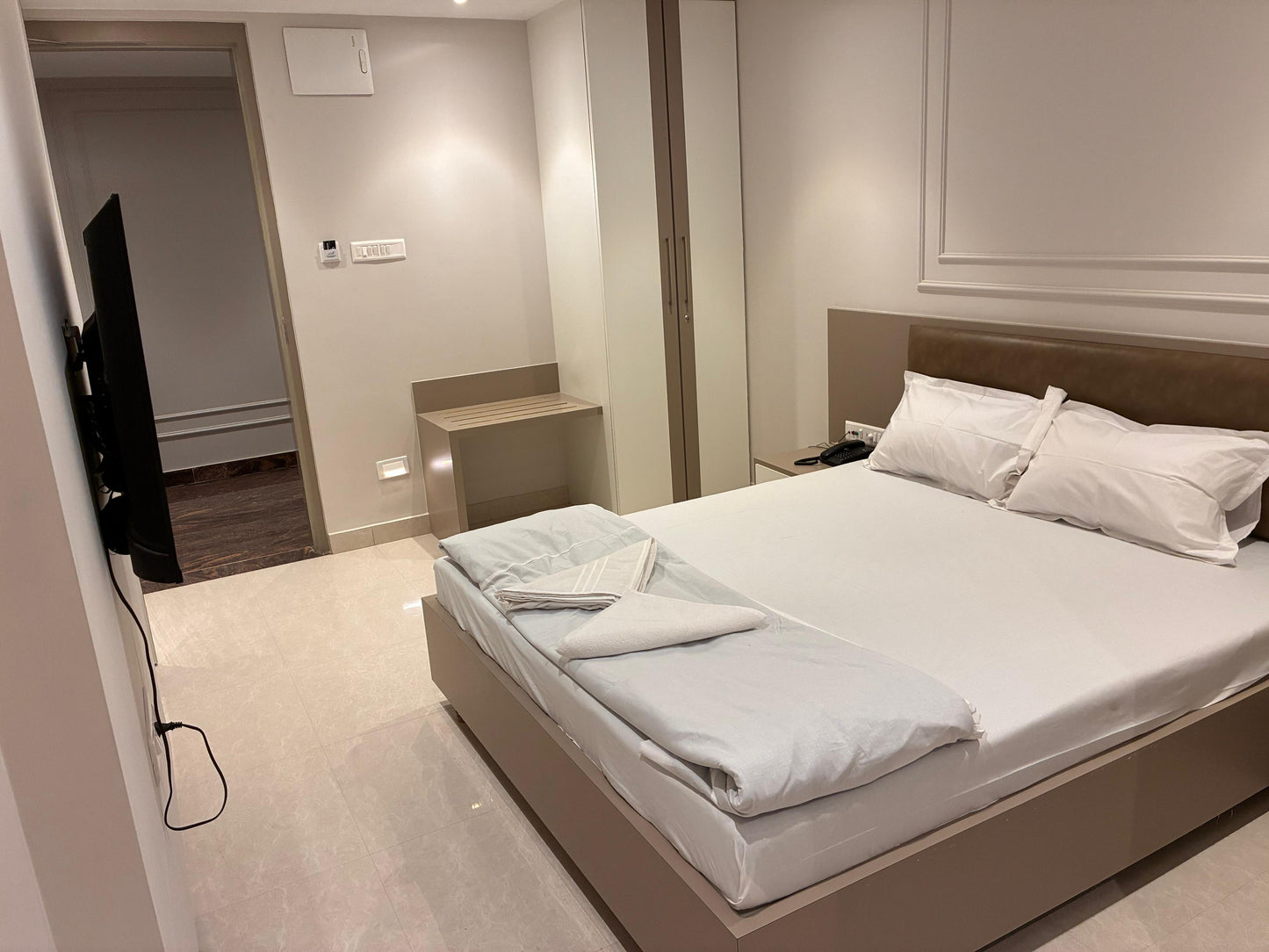 Standard Deluxe Hotel Room - King Size Bed with Premium Amenities